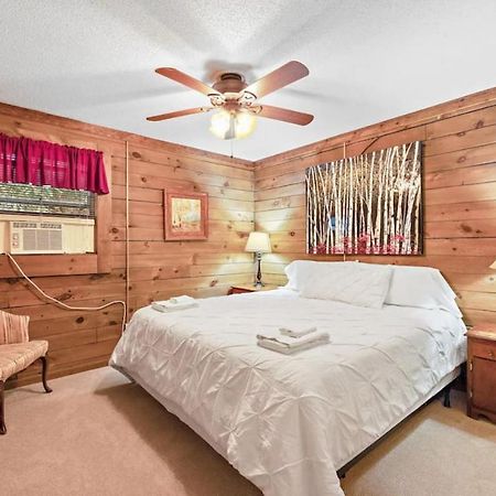 Classic Log Cabin With Fireplace On Quiet River Blowing Rock Buitenkant foto